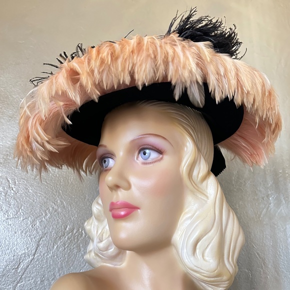 OPULENT 1940s' BLACK STRAW OPEN CROWN  HAT + SALMON & BLACK COLOR FEATHERS - Picture 3 of 11